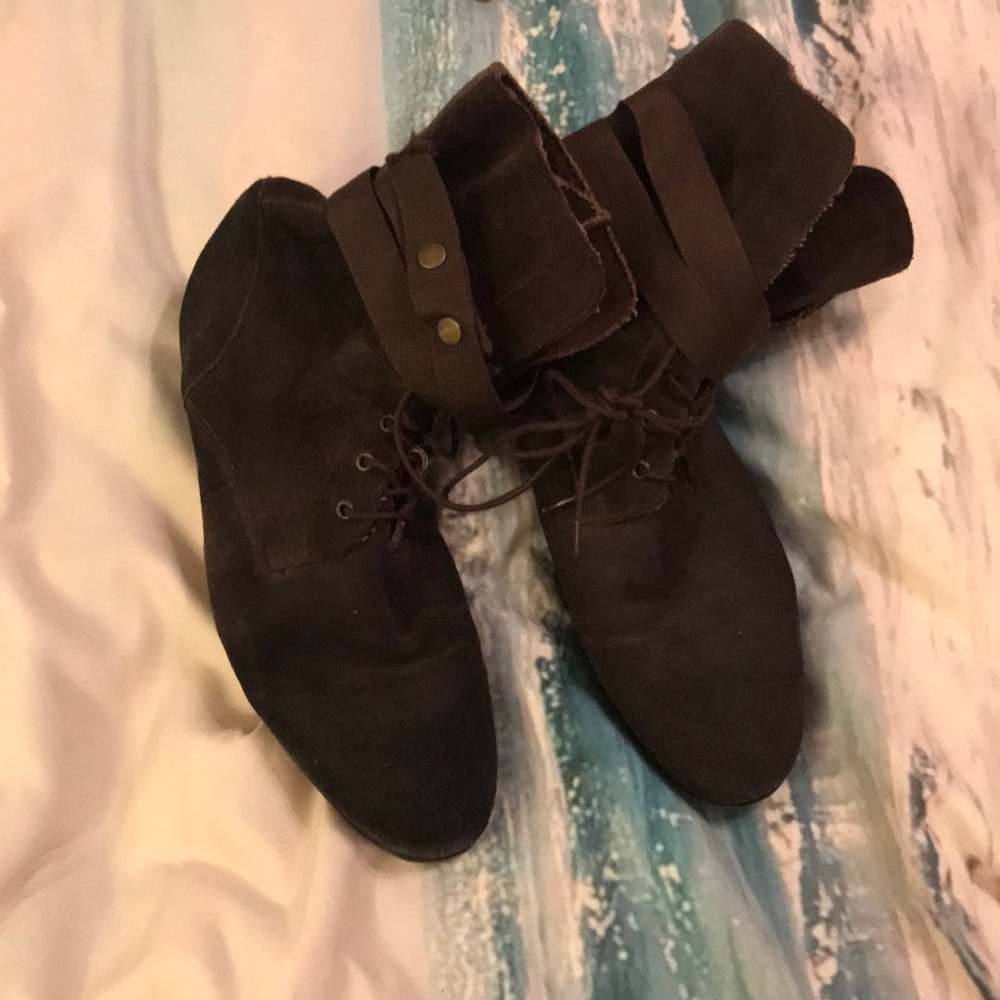 Men’s suede brown boots with ankle strap